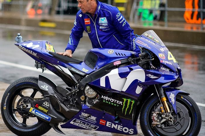 Mekanik Valentino Rossi sibuk memindahkan motor M1 di MotoGP Inggris 2018