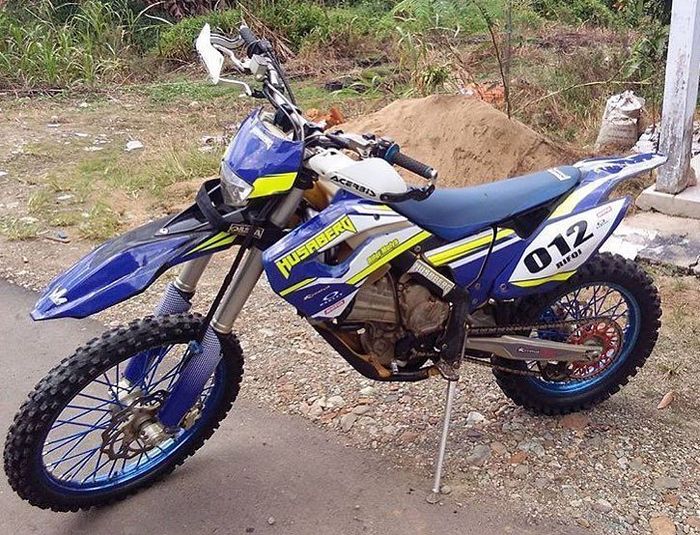 Husaberg FE450 untuk enduro tampak dari headlamp (lampu depan)