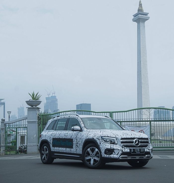Mercedes-Benz SUV baru dengan stiker kamuflasi diduga GLB