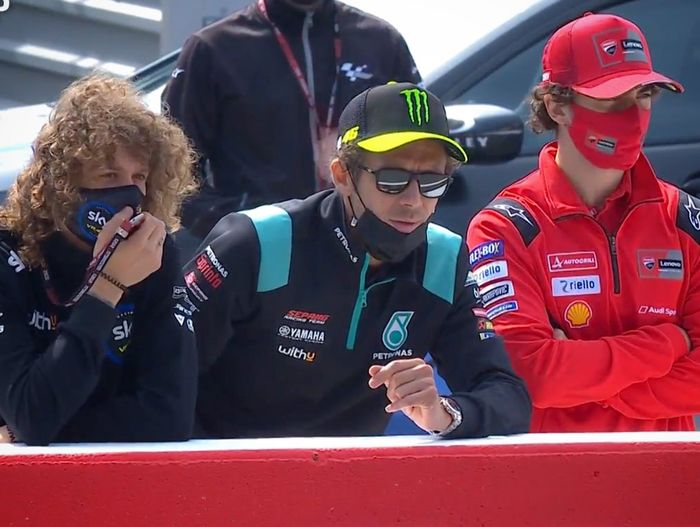Valentino Rossi dengan dua muridnya di MotoGP Belanda 2021, Marco Bezzecchi dan Pecco Bagnaia