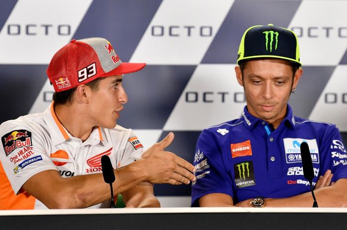 Marc Marquez menawarkan jabat tangan ke Valentino Rossi dan ditolak.