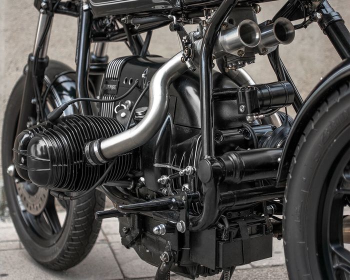 Sektor mesinnya diekspos total dan manifold karburatornya jadi mirip knalpot