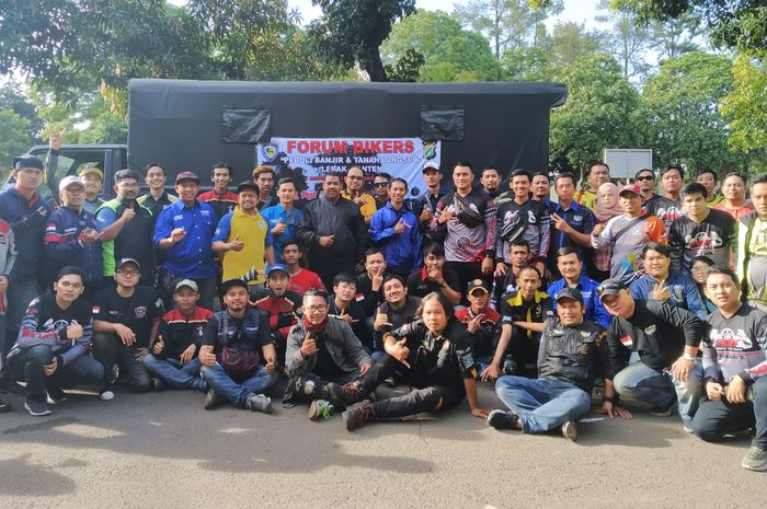 Rombongan Forum Komunitas Bikers Jabodetabek berikan bantuan ke korban bencana di Banten