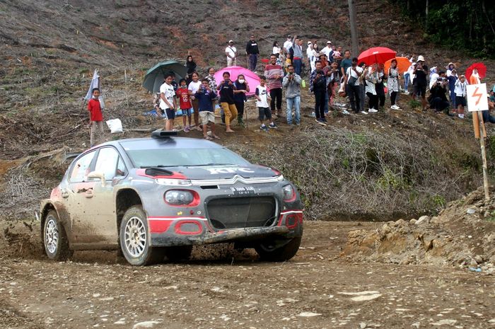 Finish kedua pada putaran kedua kejurnas reli di Danau Toba Rally 2021 hari Minggu (12/12), Sean Gelael tampil sebagai juara nasional reli