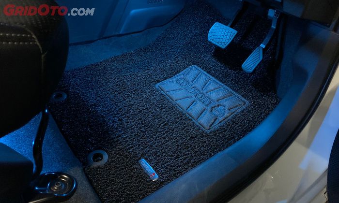Karpet Comfort terpasang di area lantai pengemudi