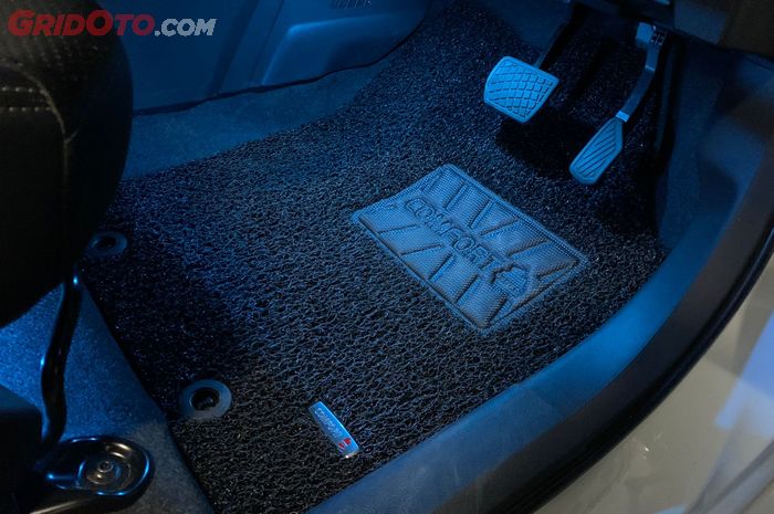 Karpet Comfort terpasang di area lantai pengemudi