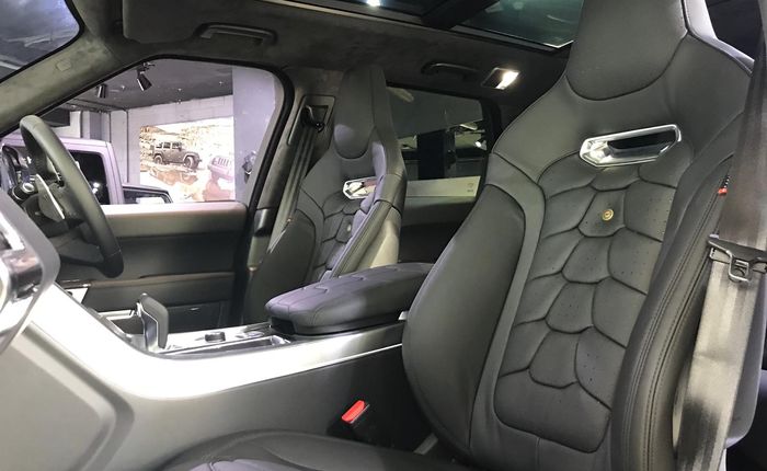 Tampilan kabin Range Rover Sport SVR hasil ubahan Kahn Design