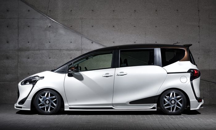 Tampilan samping Toyota Sienta dengan body kit M'z Speed