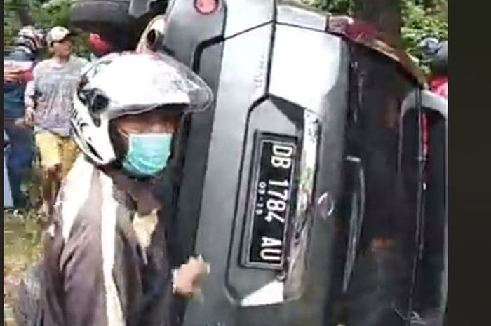 Nissan X-Trail terguling di Manado, Sulawesi Utara