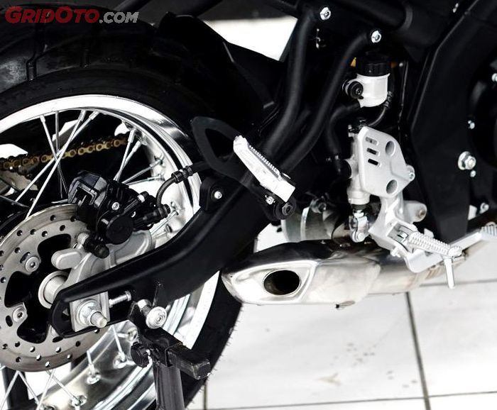 Knalpot custom model underbelly di Yamaha XSR155 garapan Speedking Garage.