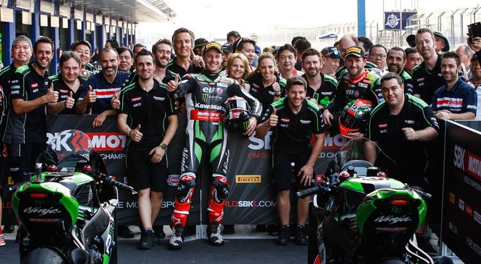 Titel juara dunia tim WSBK melengkapi dua gelar juara dunia pembalap dan pabrikan  untuk Kawasaki musim ini