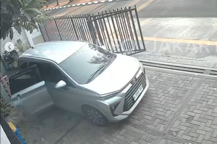 Toyota Avanza komplotan pencuri yang menyatroni toko kue di Jl Kayu Putih Raya, Kayu Putih, Pulogadung, Jakarta Timur