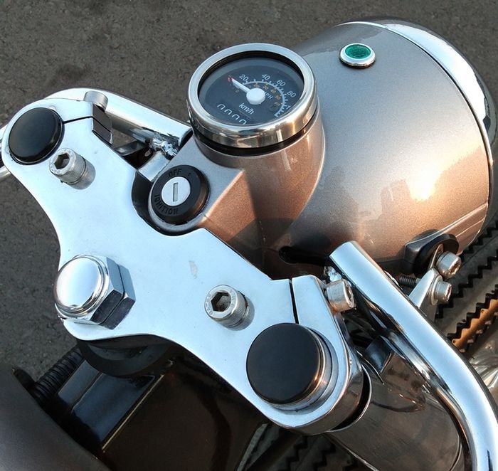 Kabel gas, rem dan koplingnya dimasukkan di dalam setang