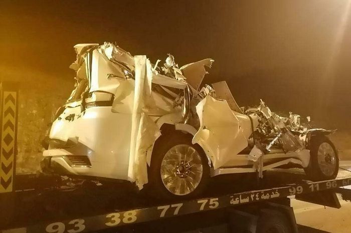 Sejumlah Toyota Land Cruiser 300 babak belur hingga gepeng dan enggak bisa dikenali sebelum sampai ke dealer di Oman.