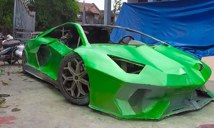 Replika Lamborghini Aventador berbodi kardus