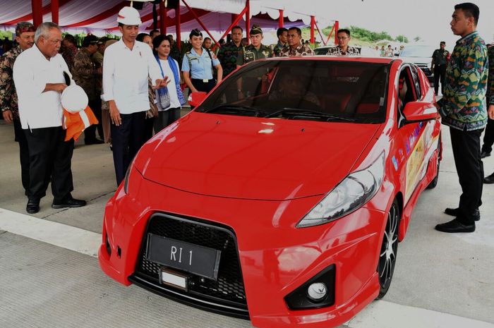 Jokowi naiki mobil listrik Ezzy II saat resmikan Tol Sumo