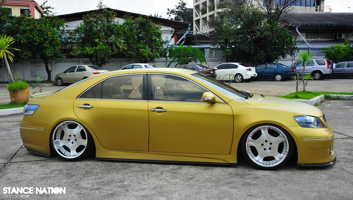 Modifikasi Toyota Camry lawas ditopang pelek Leon Hardiritt Beil 20 inci