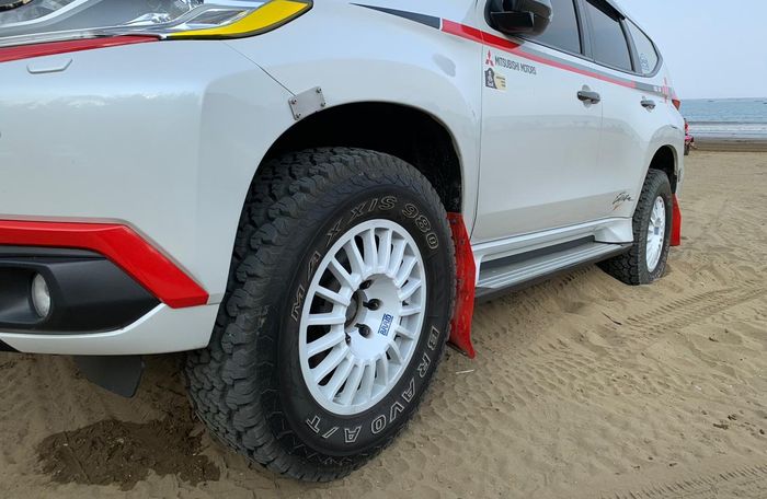 Tampilan pelek Mitsubishi Pajero Sport Dakar gaya rally look