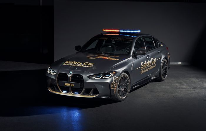 BMW M3 Competition dengan cat abu-abu gelap metalik