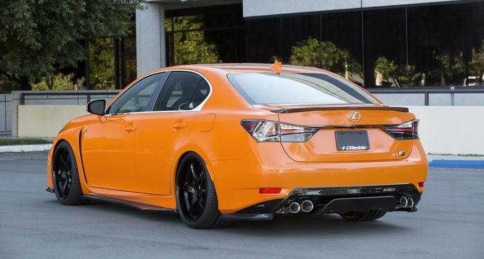 Lexus GS F dengan kelir oranye dan suspensi khusus