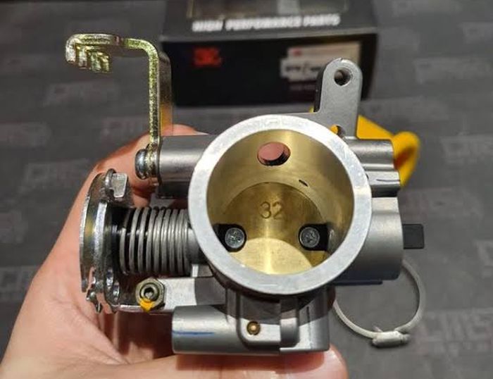 Di beberapa TB aftermarket, as butterfly sudah terlihat menyatu dengan katupnya, mengurangi hambatan angin