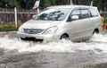 Daripada Kena Kerusakan Parah, Mobil Matic yang Baru Nerjang Banjir Harus Dilakukan Perawatan Seperti Ini