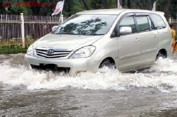 Ilustrasi mobil matic  terjang banjir