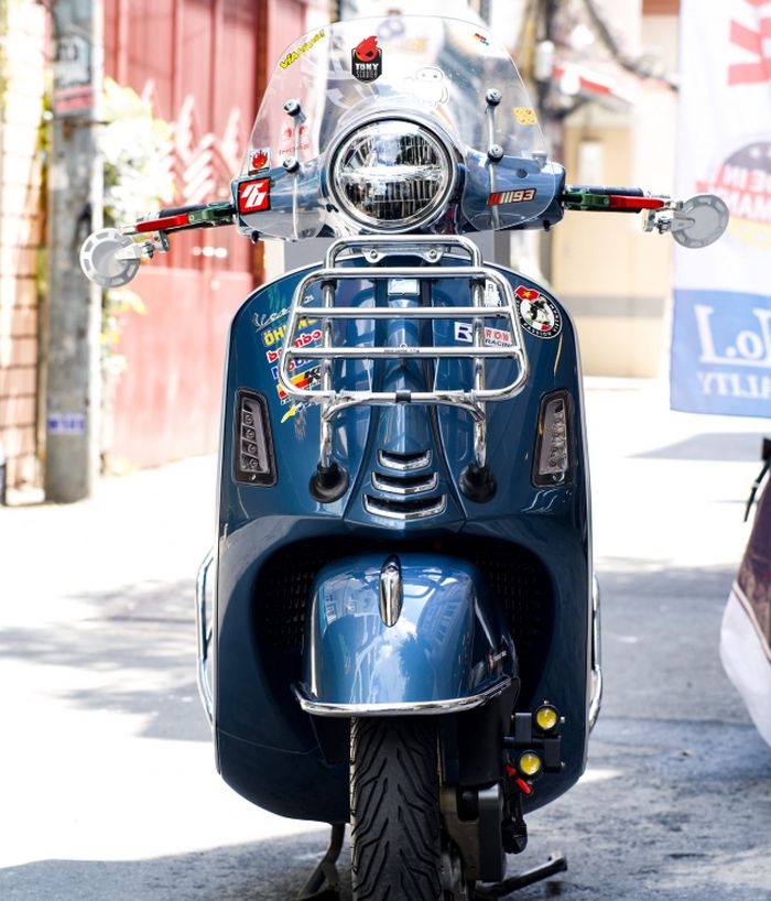 Vespa GTS ini memakai aksesori resmi loh
