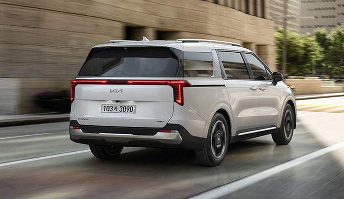 Kia Carnival kini hadir varian hybrid.