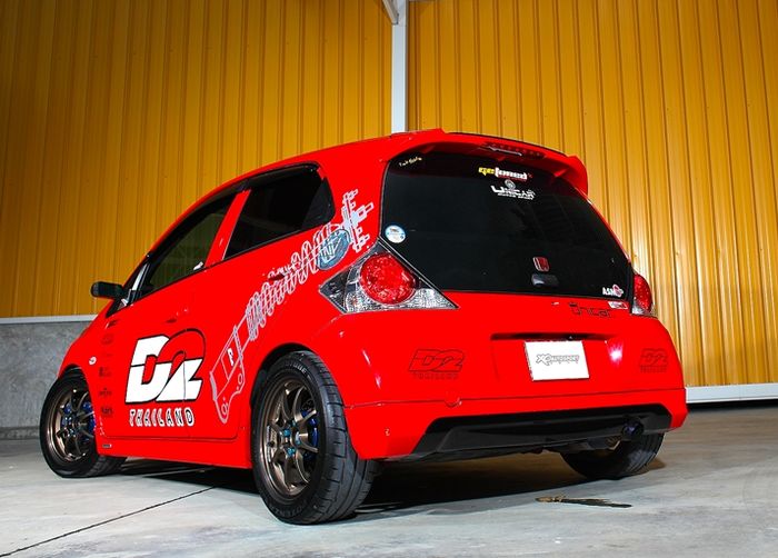 Modifikasi Honda Brio lawas street racing dipasangi body kit Modulo