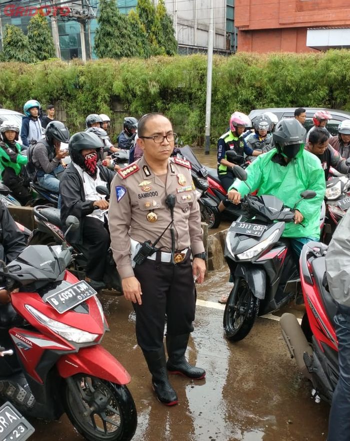 Kombes Pol. Sambodo Purnomo Yogo mengatur arus lalu lintas