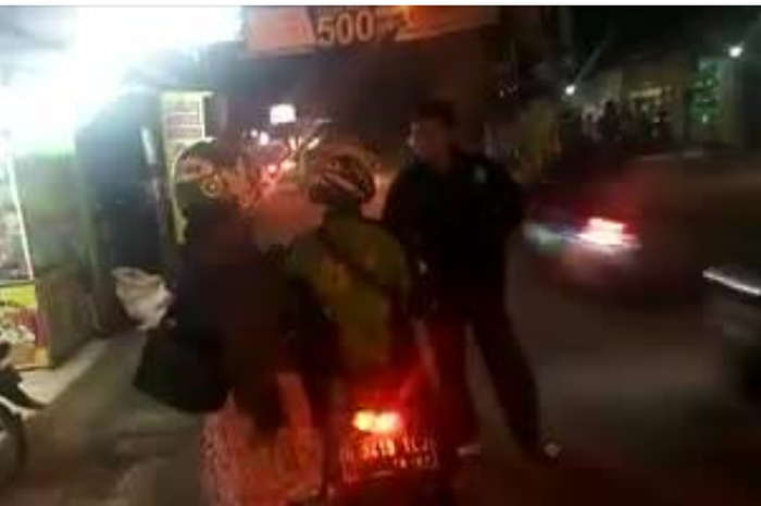 Ilham, ngaku penegak peraturan ojek pengkolan dan online di daerah Tol Jatibening