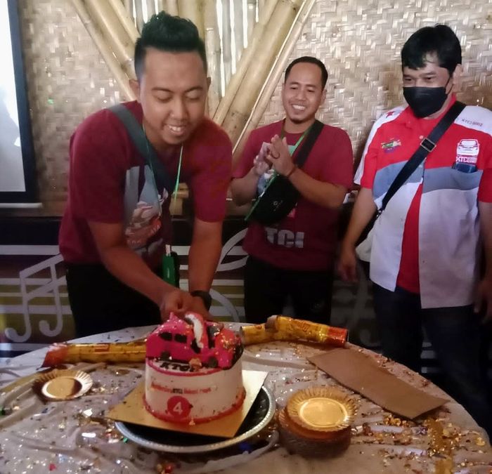 Potong kue Komunitas Toyota Calya Indonesia