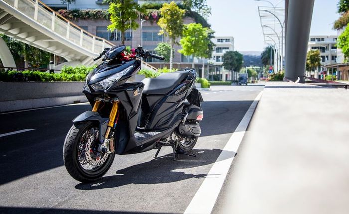 Kombinasi kelir hitam dan part mewah menambah kegaharan Vario 125