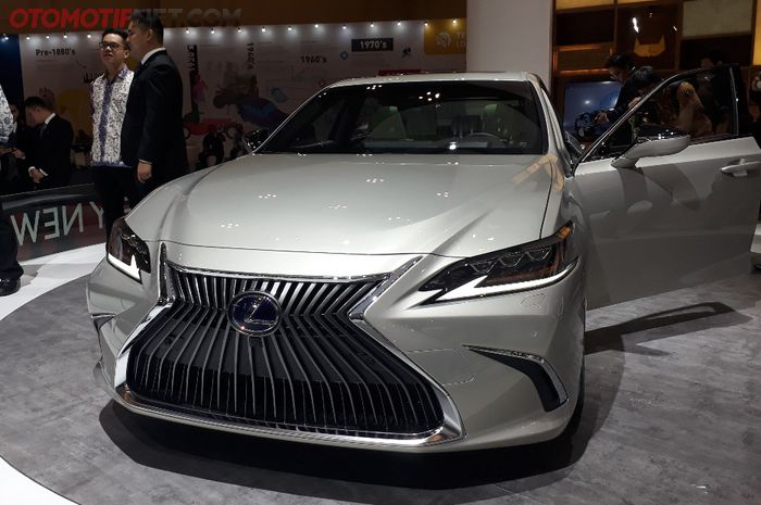 Lexus ES dibanderol Rp 1,1 miliar