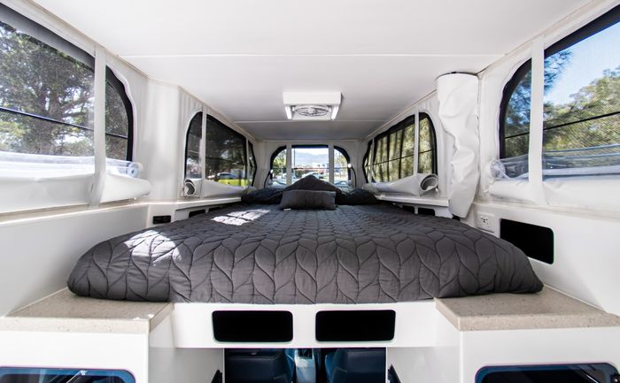 Toyota Land Cruiser 70 dilengkapi tempat tidur berukuran 195x138 cm