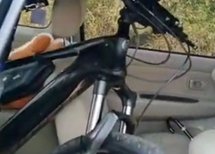 Sepeda yang diangkut di dalam kabin Toyota Avanza yang membuat pengemudi ditilang polisi
