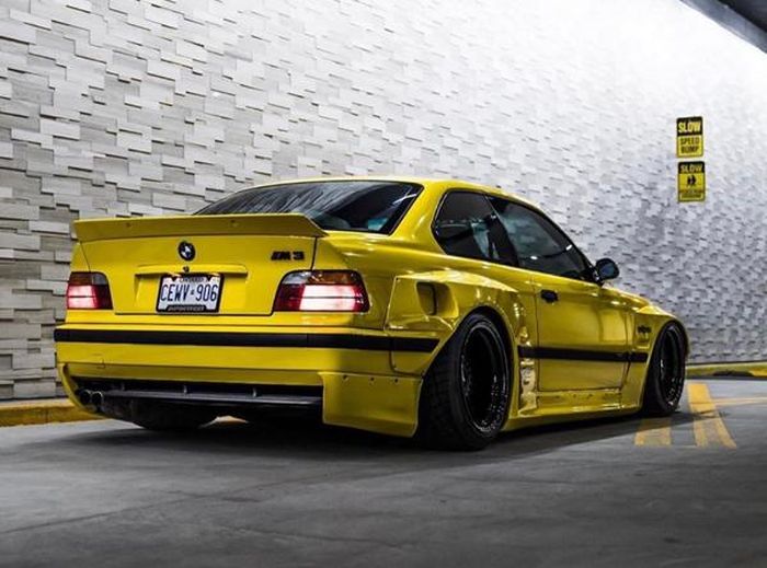 Tampilan belakang BMW E36 M3 pakai body kit Rocket Bunny