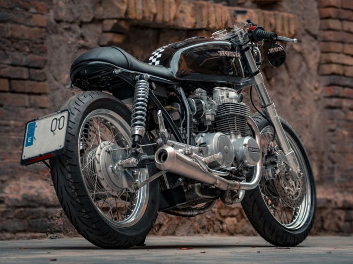 Suspensi belakang dan kedua rodanya turut diganti