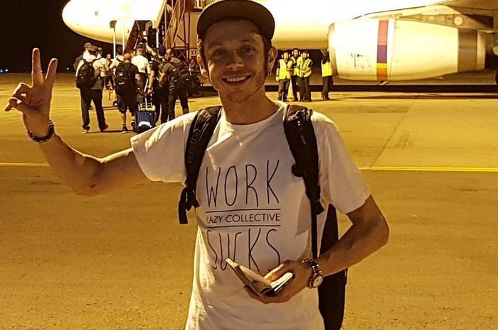 Senyuman Valentino Rossi sebelum naik pesawat selesai dari tes MotoGP Thailand
