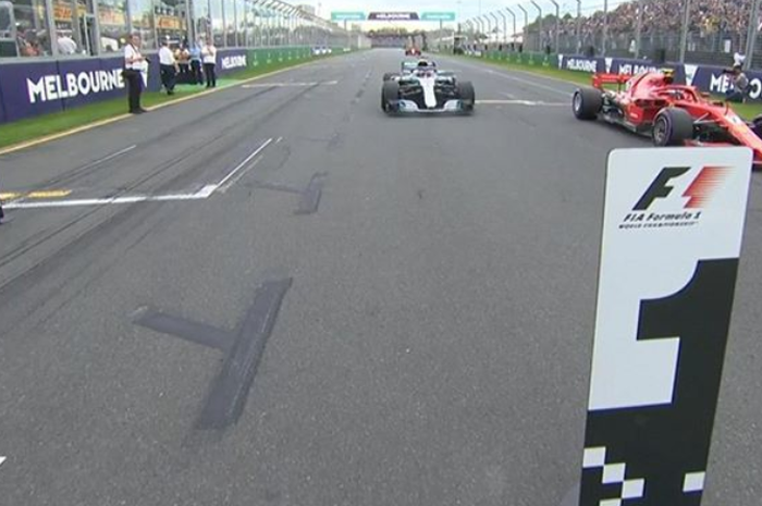 Papan penunjuk start masih pakai logo F1 yang lama di GP F1 Australia 2018