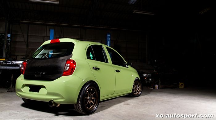 Tampilan belakang juga diberi sentuhan serat karbon