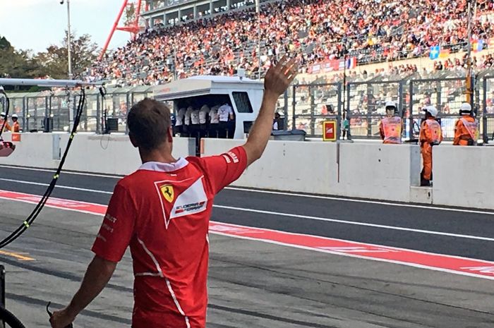 Sebastian Vettel punya banyak penggemar, seperti di GP F1 Jepang ini, tetapi ia tidak memiliki akun media sosial untuk mendekatkan diri dengan mereka
