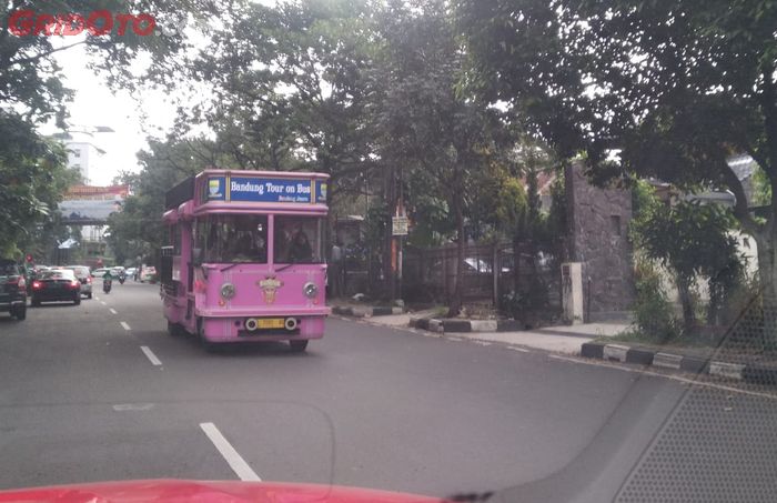 Berpapasan dengan Bandros, bis tour Bandung yang unik