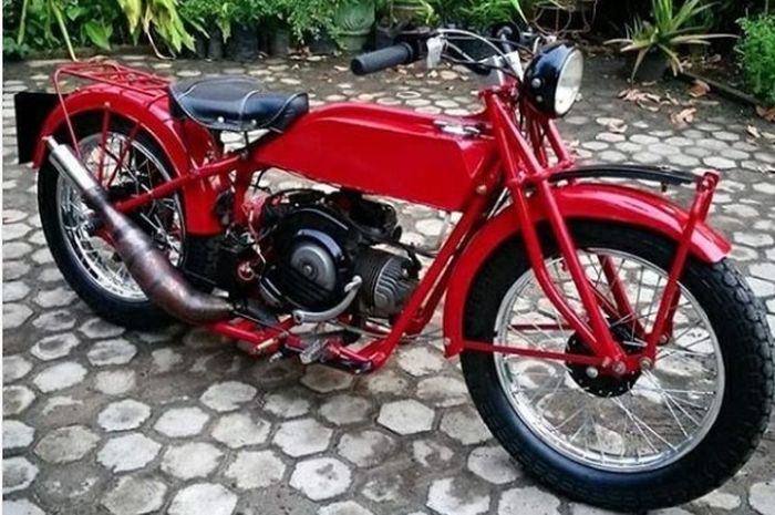 Motor bergaya antik dengan mesin Vespa