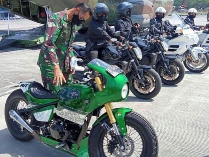 Motor kustom Presiden Jokowi yang baru saja diturunkan dari pesawat angkut milik TNI