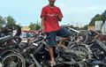 Wuidih...Motor Bekas Jadi Gunung, Cowok Ini Ngorek-Ngorek Bangkai