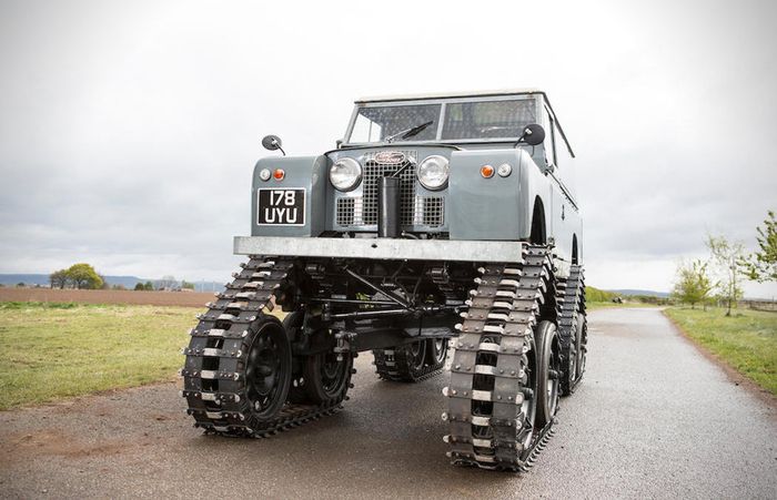 Modifikasi Land Rover lansiran 1958 pakai roda ala tank