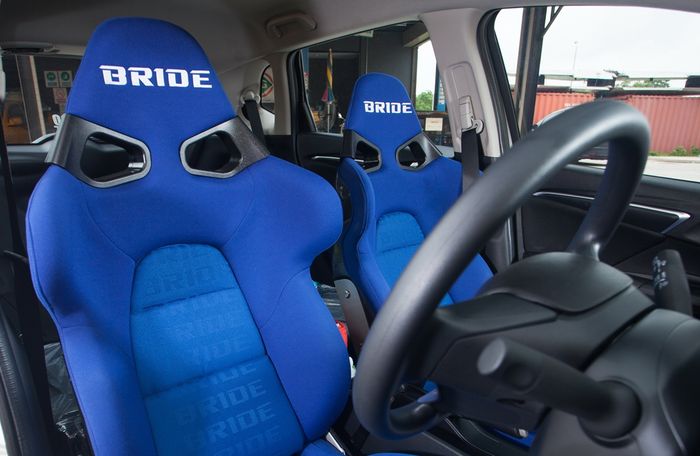Jok semi bucket Bride warna biru di kabin modifikasi Honda Jazz GK5