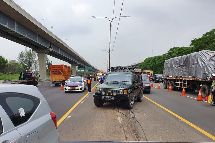 Pertemuan tol layang Jakarta - Cikampek padat pada pukul 09.55 WIB, 25 Desember 2019 